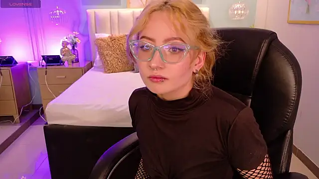 danielamilles online show from March 8, 4:49 am