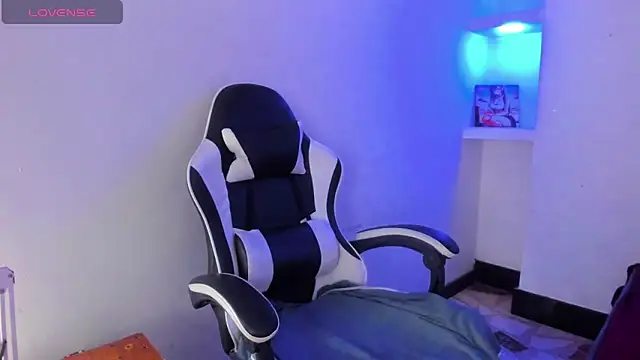 ashley-17 online show from March 6, 4:40 am