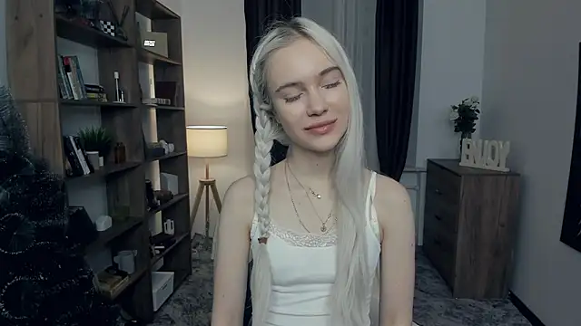 KristalCrowner online show from February 1, 7:34 pm