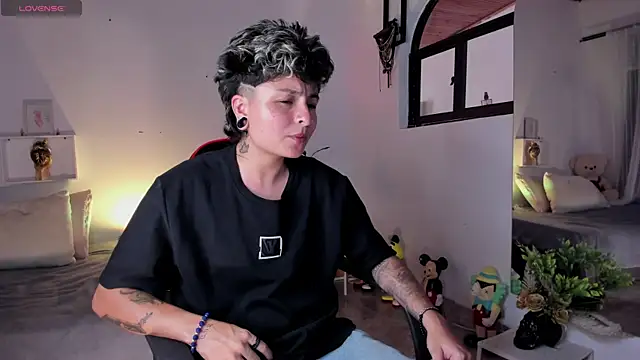 Zury Ramirez online show from May 3, 8:56 pm