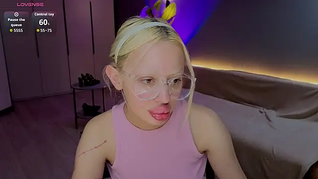 Luna Beverly online show from August 4, 8:26 pm