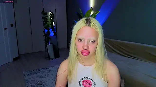 Luna Beverly online show from June 14, 2:24 am