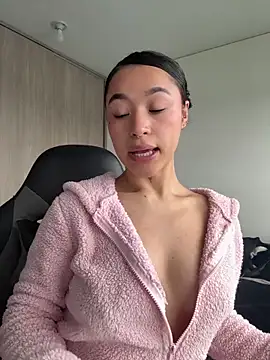 crystal dlun online show from February 8, 4:00 pm