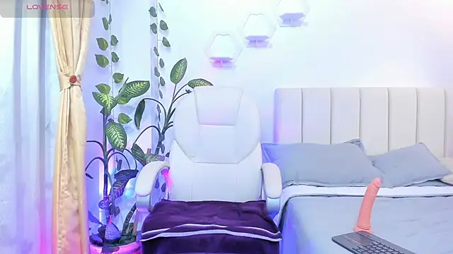 emily7  online show from March 18, 10:04 pm