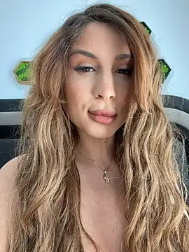LucyBridgette online show from May 5, 12:30 pm