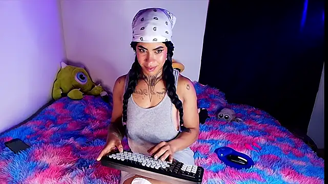 Canela Osada  online show from June 11, 10:12 am