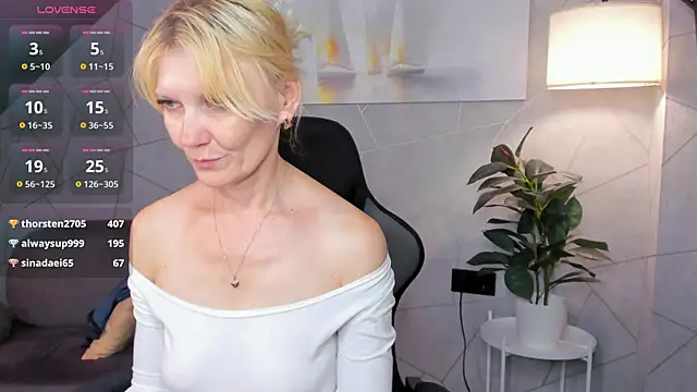 Julie Lucas online show from July 4, 3:24 am