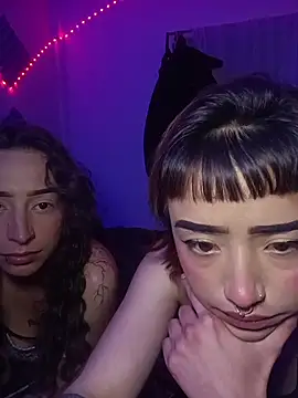 AlexxaAndRileyy online show from June 13, 9:45 pm
