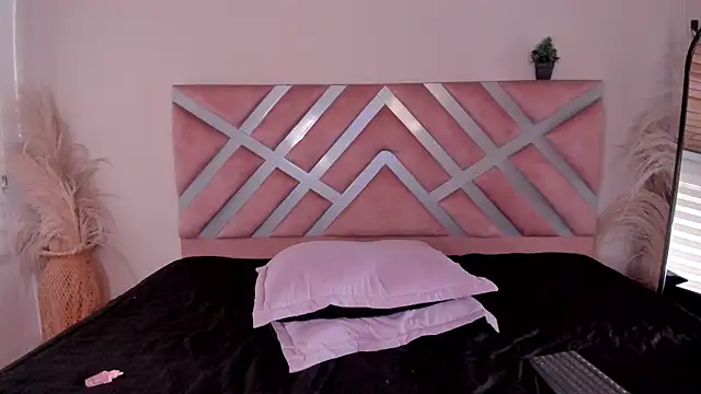 ella  olmos online show from August 1, 3:03 pm
