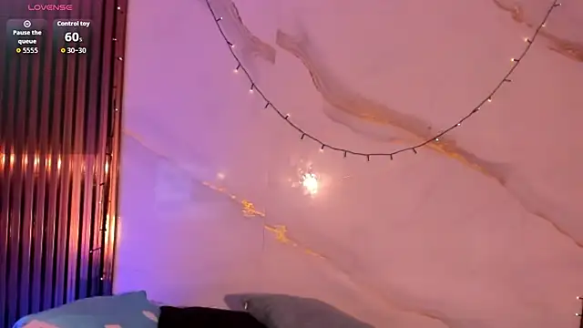 Scarlet Vixen  online show from July 27, 12:35 pm