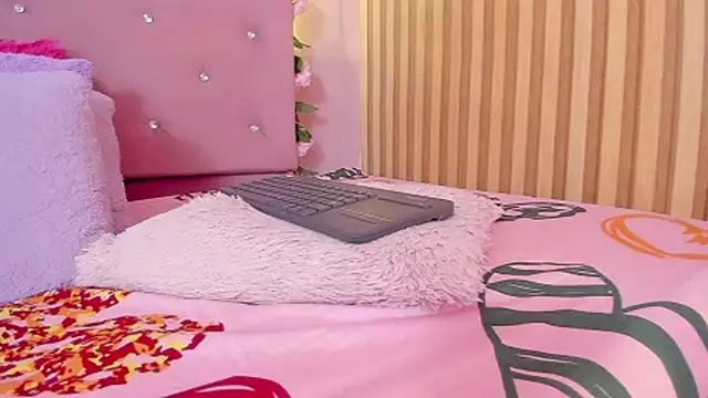 lovely  kiss   online show from July 31, 9:05 pm