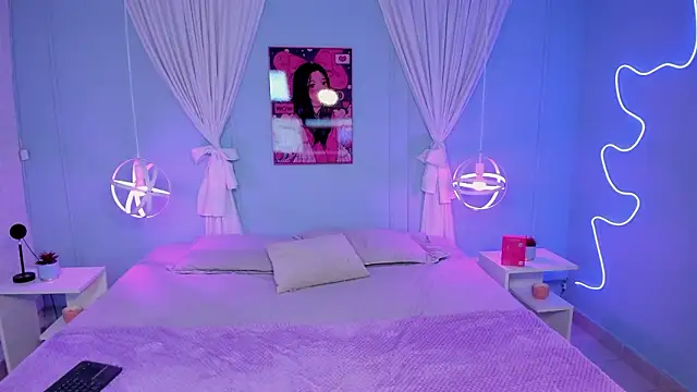 naomi campell online show from March 4, 8:26 pm