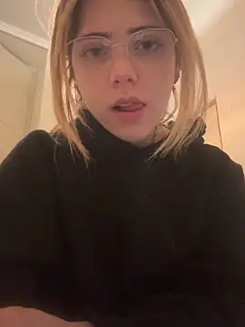 MelliMoon online show from April 4, 9:35 pm