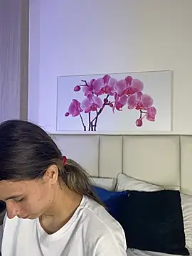 JuliaColemann online show from July 15, 12:10 pm