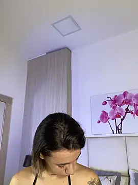 JuliaColemann online show from July 30, 12:06 pm