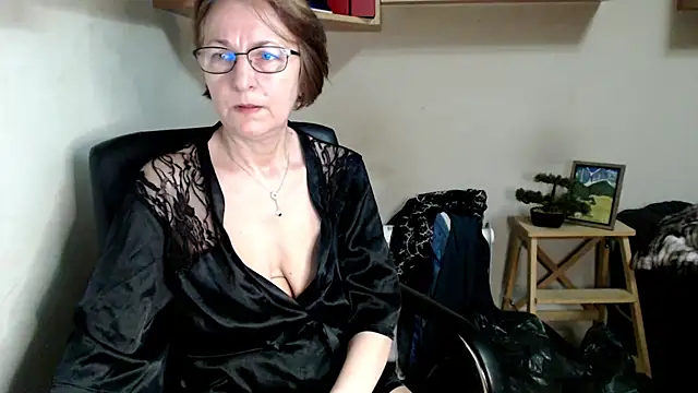 katemodel online show from June 10, 6:45 am