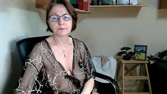 katemodel online show from July 9, 11:45 am