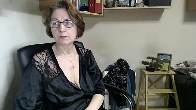 katemodel online show from June 6, 7:14 am