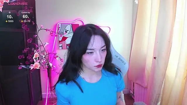 AliceeinWonderlanddd online show from February 3, 2:53 am