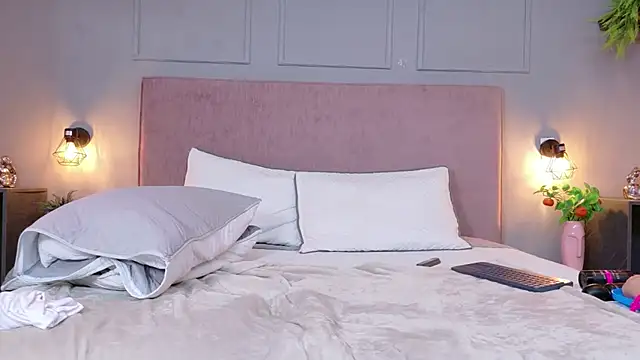 Busty Zay online show from June 20, 8:01 pm
