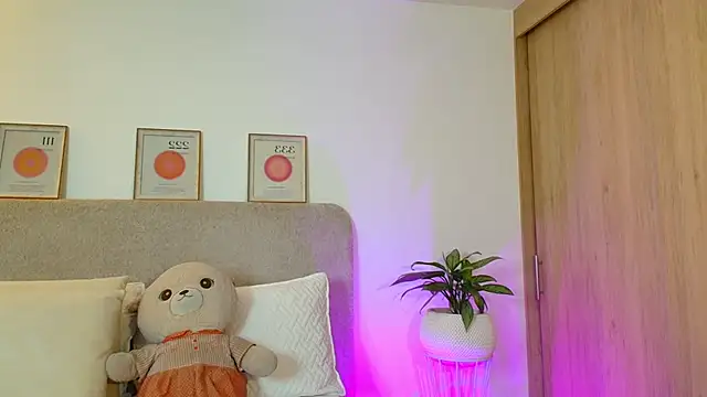 KarolPortellaa online show from May 2, 11:41 pm