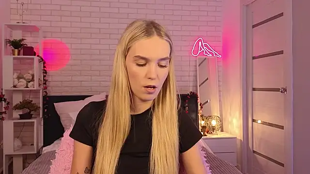 NikkiRyx online show from July 5, 3:40 pm