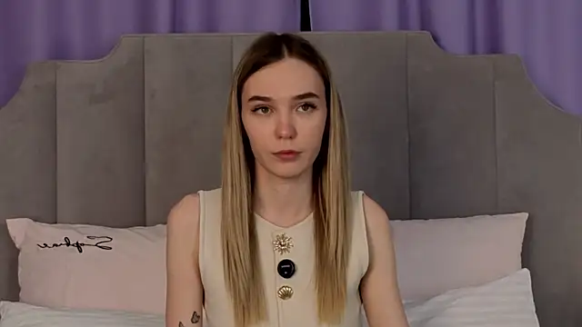 NikkiRyx online show from May 4, 8:01 pm