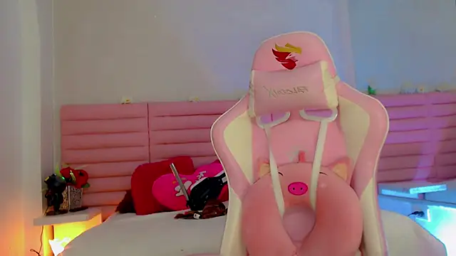 estefany squirt1 online show from March 2, 4:56 am