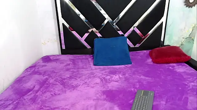 Revelgirl19 online show from March 18, 3:50 pm