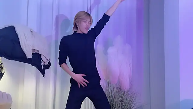 SM JIAJIA ZL online show from March 6, 8:04 pm