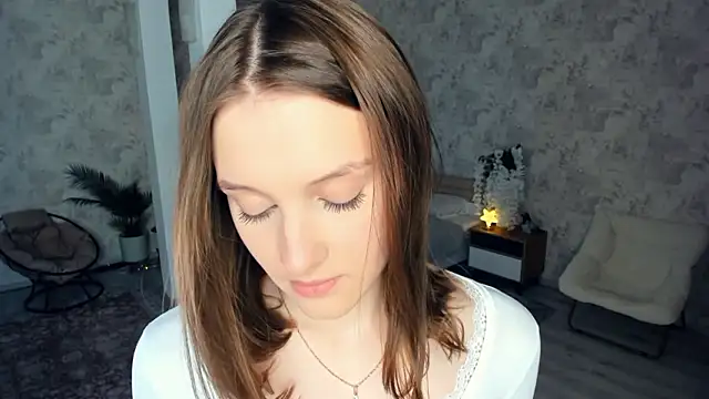 LianneBynon online show from March 13, 8:48 am