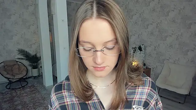 LianneBynon online show from March 8, 9:24 am