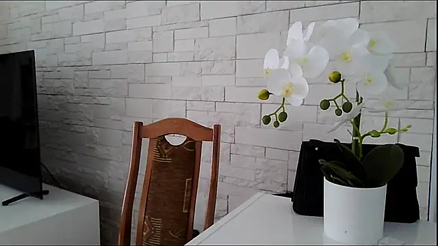 JuliaLovely online show from June 14, 2:06 pm