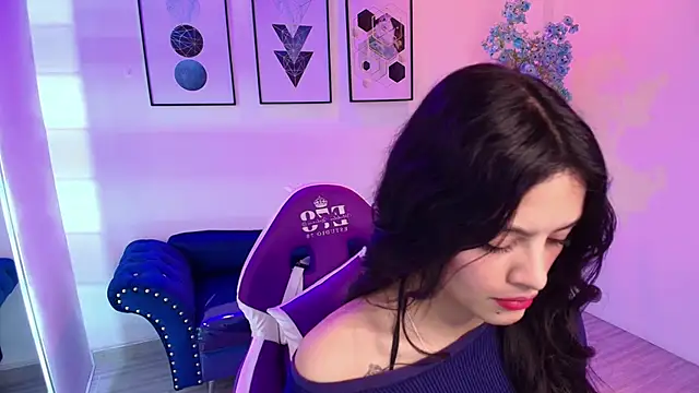 Maddie T18 online show from April 29, 11:24 am