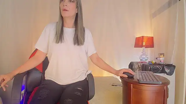 laurasofia45 online show from June 25, 10:40 am