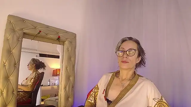 laurasofia45 online show from April 28, 5:11 am