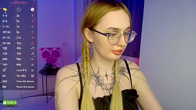 AdeLuna online show from April 29, 9:31 pm