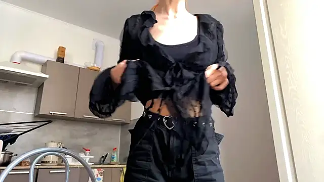 EmilyHein online show from February 16, 7:52 am