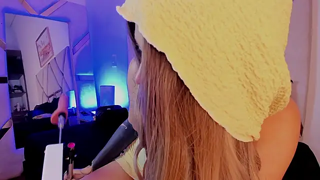 Lucia velez online show from March 10, 3:10 am