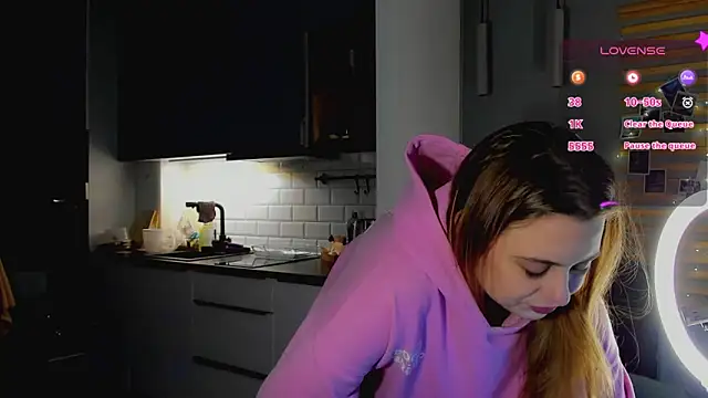 Alice Wanderr online show from March 16, 5:55 am