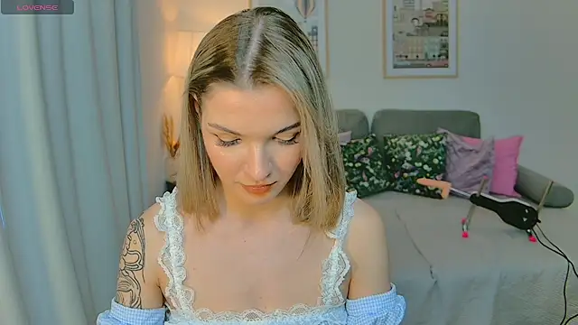 SinLuna  online show from April 29, 4:09 pm