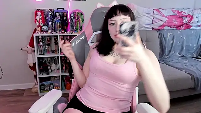 MollysLand online show from April 29, 9:12 am