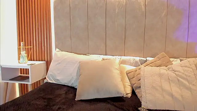  Laura saenz1 online show from February 26, 12:37 pm