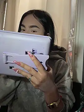 Sara Fernandez  online show from February 19, 2:05 pm