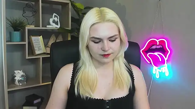 SweetLilyxo online show from April 28, 1:26 pm