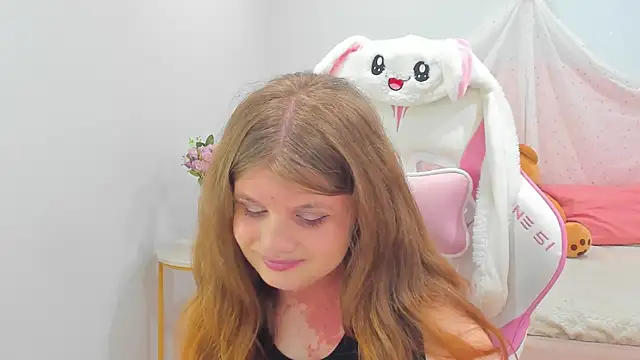ChloeHalses online show from July 7, 5:05 pm