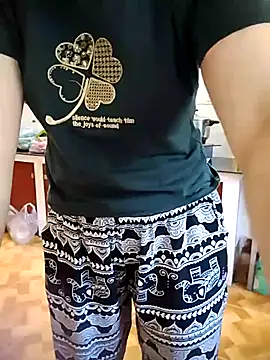 LiilyZi online show from May 4, 2:48 am