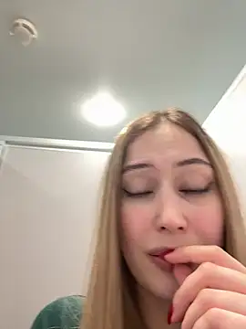 blonde exe online show from April 29, 5:30 pm