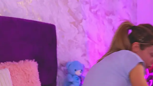 EllinaNuria online show from February 24, 4:33 am