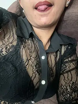 raavigirl online show from July 8, 8:00 pm